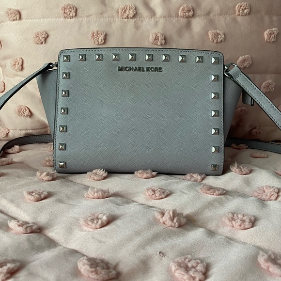 MICHEAL KORS SMALL SELMA STUD CROSSBODY